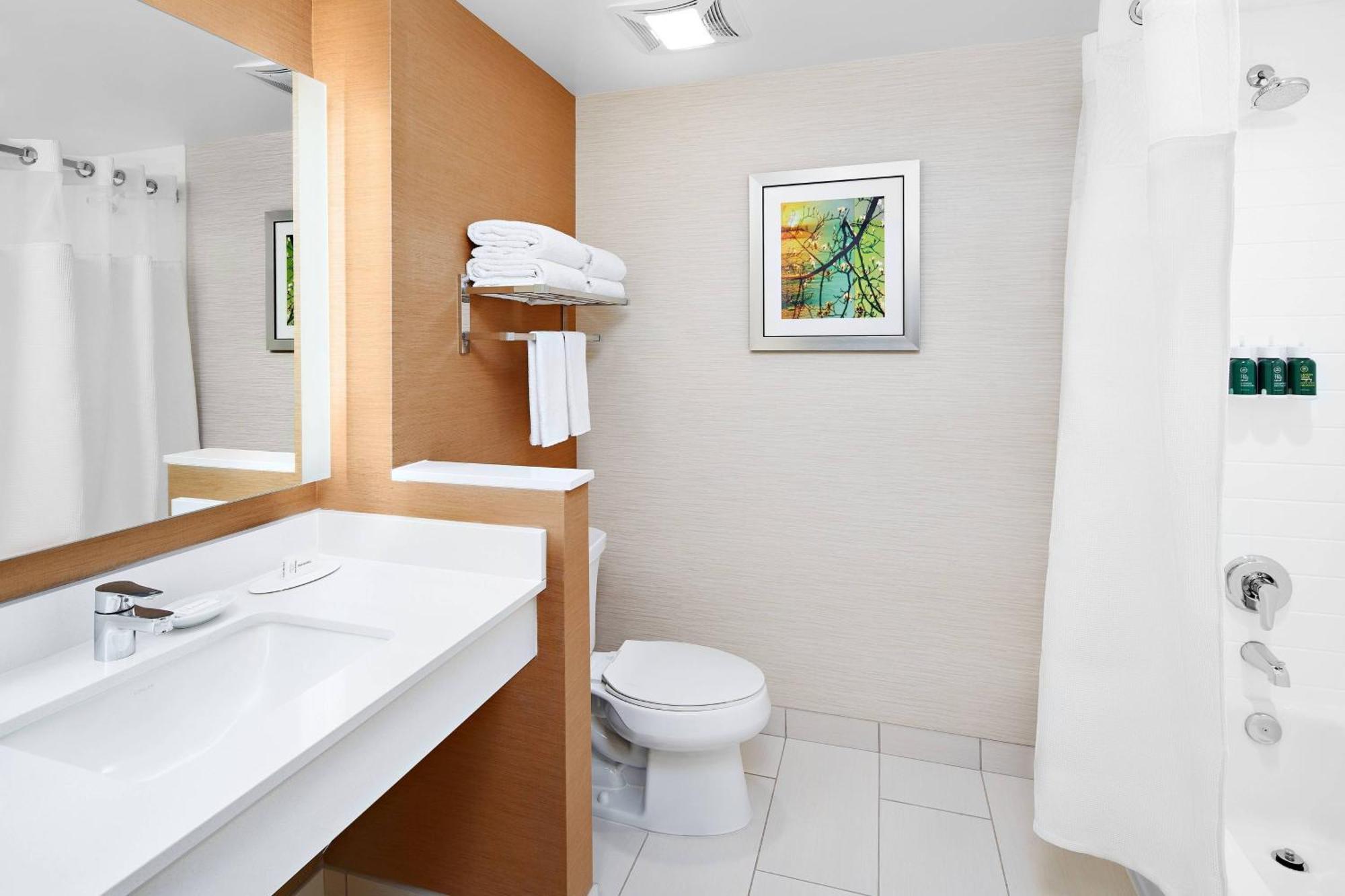 Hotel Fairfield & By Marriott Yosemite International Airport